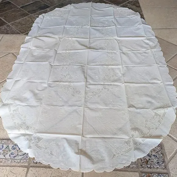 Vintage plastice WIPEABLE oval table cloth faux embroidery pattern 55" x 88" - Picture 1 of 8